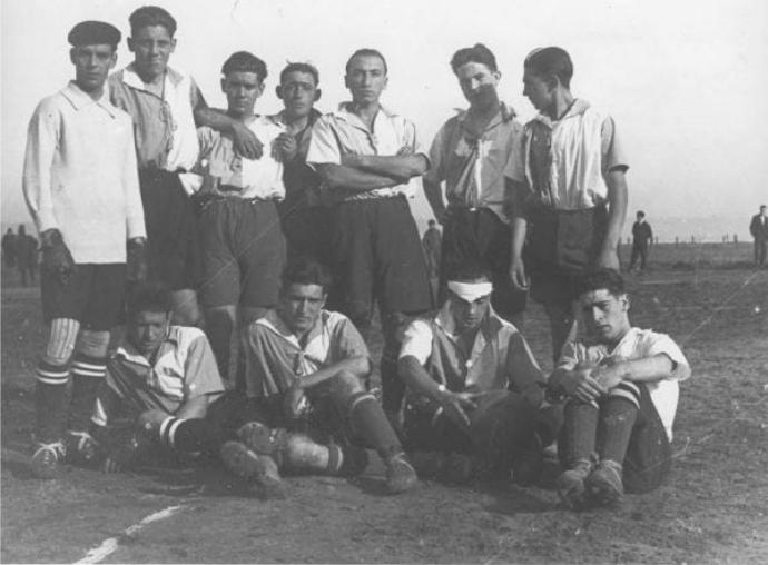 La primera indumentaria del Sparta fue roja y blanca y ya en 1926 lució camiseta rojinegra.