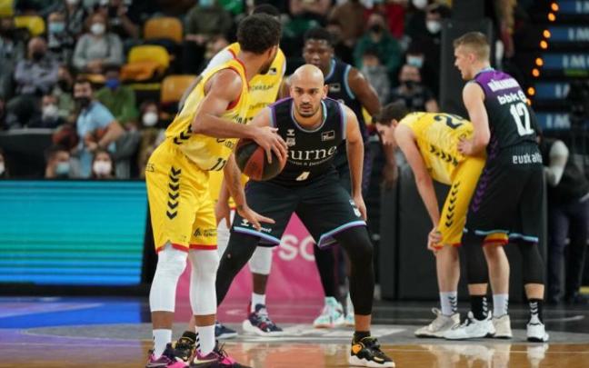 Stefan Peno defiende a Clevin Hannah en el duelo de la primera vuelta.