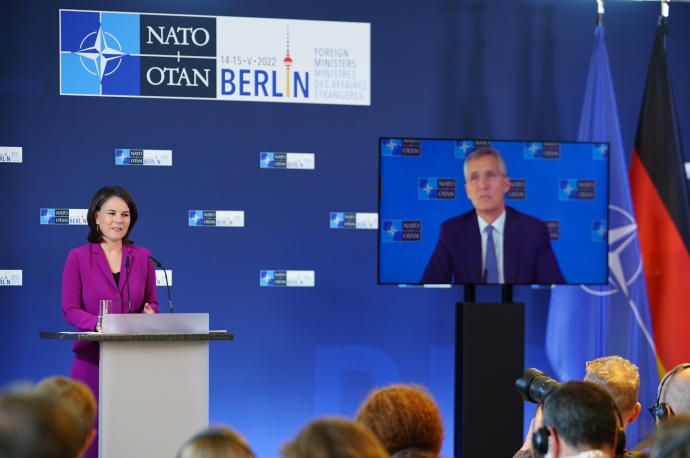 El secretario general de la OTAN, Jens Stoltenberg, en rueda de prensa virtual junto a la ministra de Exteriores alemana