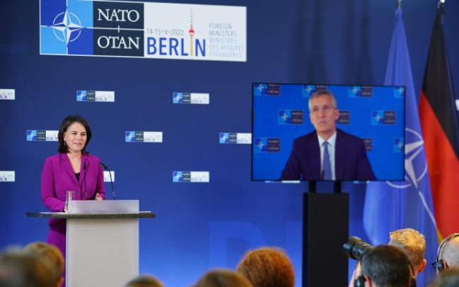 El secretario general de la OTAN, Jens Stoltenberg, en rueda de prensa virtual junto a la ministra de Exteriores alemana