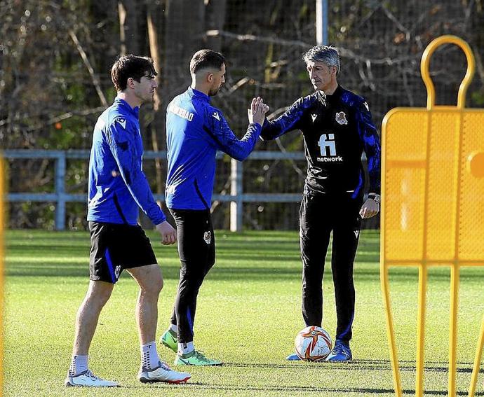 Imanol y Januzaj chocan las manos en presencia de Aritz Elustondo.