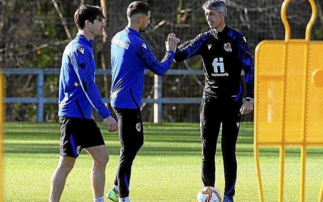 Imanol y Januzaj chocan las manos en presencia de Aritz Elustondo.