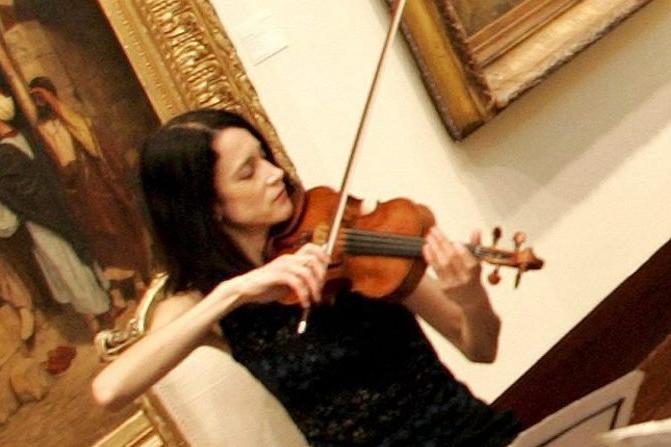 Una violinista toca un Stradivarius.