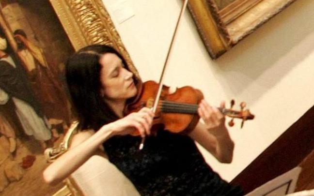 Una violinista toca un Stradivarius.