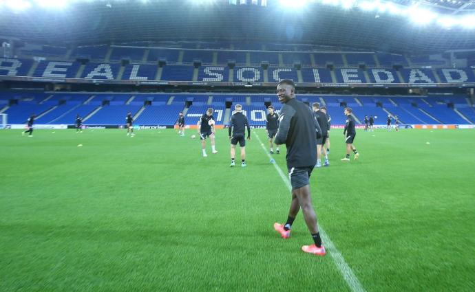 Yeboah, que al día siguiente dio positivo en covid, sobre el césped de Anoeta en el entrenamiento del Sturm Graz.