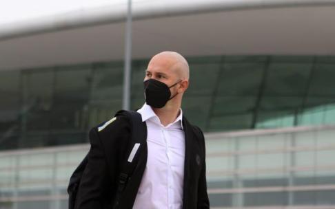 El técnico Ilzer, a su llegada al aeropuerto de Biarritz.