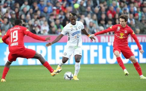 Un lance del partido del Sturm Graz en Salzburgo.