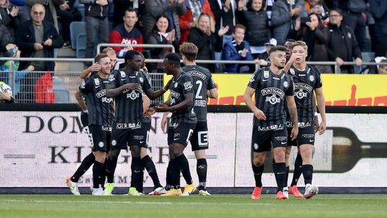 Los jugadores del Sturm Graz celebran el único gol del partido.