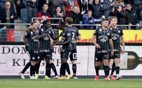 Los jugadores del Sturm Graz celebran el único gol del partido.