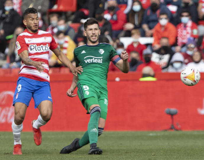 Luis Suárez y David García, en el partido del domingo en Granada.