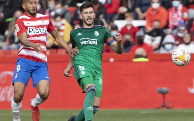 Luis Suárez y David García, en el partido del domingo en Granada. Luis Suárez y David García, en el partido del domingo en Granada.