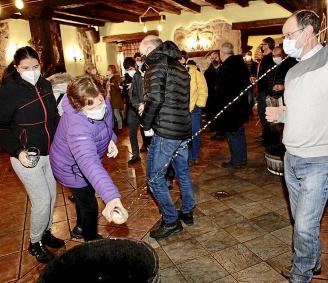 Iturrieta, de Aramaio, ha sido la encargada de acoger este año el txotx que marca el inicio de la temporada de sidrerías.