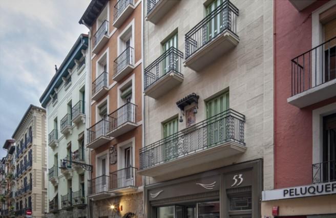 Exterior del piso de la calle Mayor de Pamplona, que próximamente saldrá a subasta.