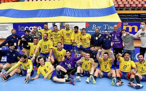 Los jugadores del Bidasoa posan felices tras acabar segundos en la Liga Asobal.