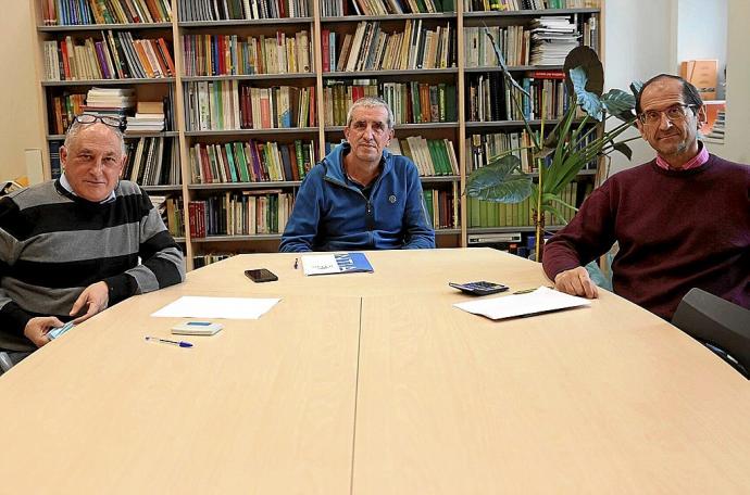 (Izda-dcha) Imanol Mujika, Mikel Nazabal y José Alberto Erburu, en la biblioteca de la sede de Intia, en Villava.