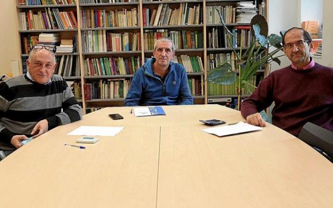 (Izda-dcha) Imanol Mujika, Mikel Nazabal y José Alberto Erburu, en la biblioteca de la sede de Intia, en Villava. (Izda-dcha) Imanol Mujika, Mikel Nazabal y José Alberto Erburu, en la biblioteca de la sede de Intia, en Villava.