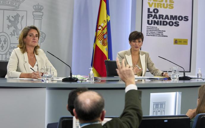 La vicepresidenta tercera, Teresa Ribera, y la portavoz del Gobierno central, Isabel Rodríguez, ayer martes en Madrid.