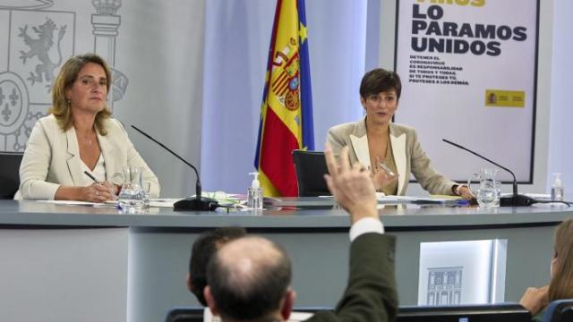 La vicepresidenta tercera, Teresa Ribera, y la portavoz del Gobierno central, Isabel Rodríguez, ayer martes en Madrid.