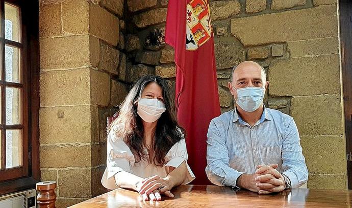 Gloria Vázquez y Jesús Arana en el salón de Plenos del Ayuntamiento de Zarautz. Foto: N.G.