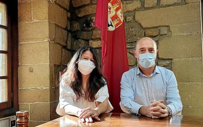 Gloria Vázquez y Jesús Arana en el salón de Plenos del Ayuntamiento de Zarautz. Foto: N.G.