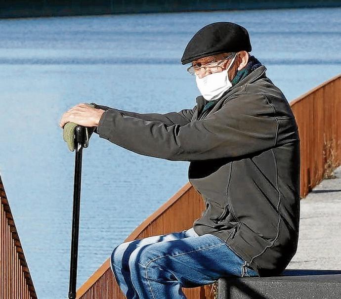 Un trabajador retirado, en un banco de un paseo de Bilbao.