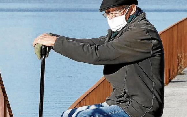 Un trabajador retirado, en un banco de un paseo de Bilbao.