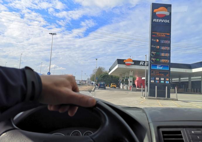 Una gasolinera vizcaina, ayer lunes, con la súper 98 rozando los dos euros el litro.