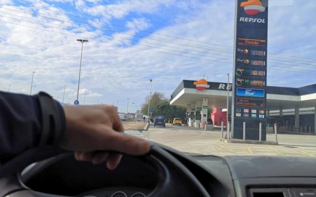 Una gasolinera vizcaina, ayer lunes, con la súper 98 rozando los dos euros el litro.