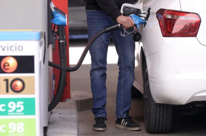 Una persona echa gasolina a su vehículo.