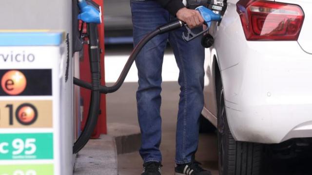 Una persona echa gasolina a su vehículo.