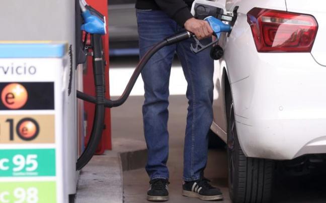 Una persona echa gasolina a su vehículo. Una persona echa gasolina a su vehículo.