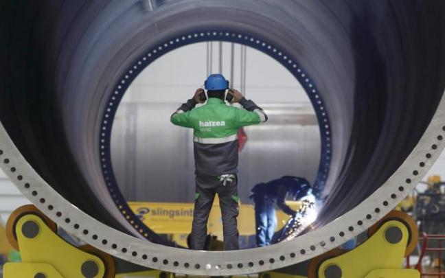 Dos trabajadores, en la fábrica de Haizea Wind, en el Puerto de Bilbao.