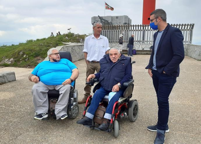 En la jornada de ayer miércoles tuvo lugar una visita piloto adaptada al monte Serantes.