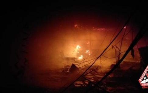 Interior de la nave calcinada en el polígono de Subillabide.