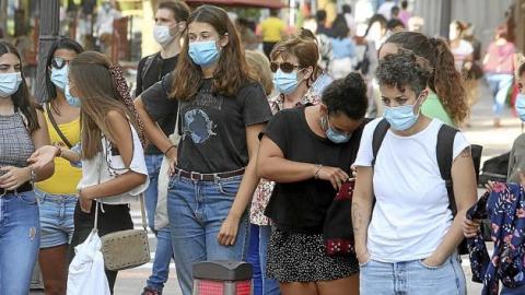 Mujeres protegidas con sus mascarillas en una calle vasca. Foto: Oskar M. Bernal