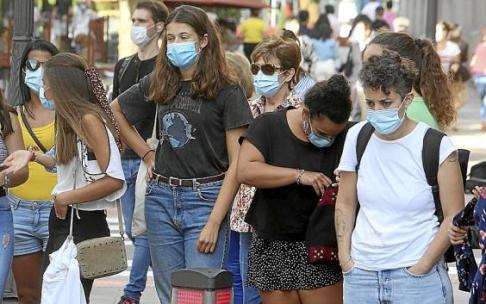 Mujeres protegidas con sus mascarillas en una calle vasca. Foto: Oskar M. Bernal