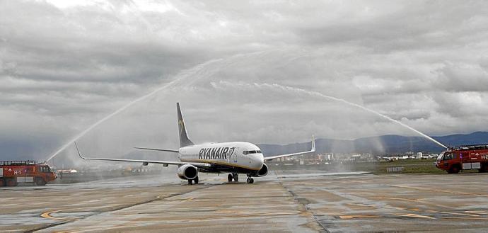 Arco de agua de bienvenida al primer vuelo de Ryanair que aterrizó en Foronda, en el año 2019, procedente de Palma de Mallorca. Foto: J. Muñoz