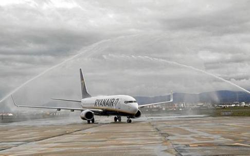 Arco de agua de bienvenida al primer vuelo de Ryanair que aterrizó en Foronda, en el año 2019, procedente de Palma de Mallorca. Foto: J. Muñoz