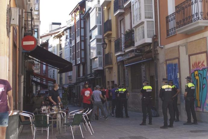 Agentes de la Policía Local en la calle Pintorería, en una imagen de archivo