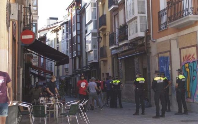 Agentes de la Policía Local en la calle Pintorería, en una imagen de archivo
