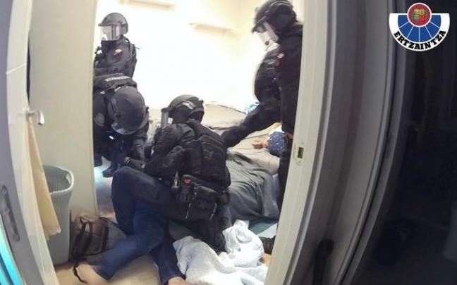 Desarticulado un grupo criminal dedicado al tráfico de drogas en Euskadi y Nafarroa. Desarticulado un grupo criminal dedicado al tráfico de drogas en Euskadi y Nafarroa.
