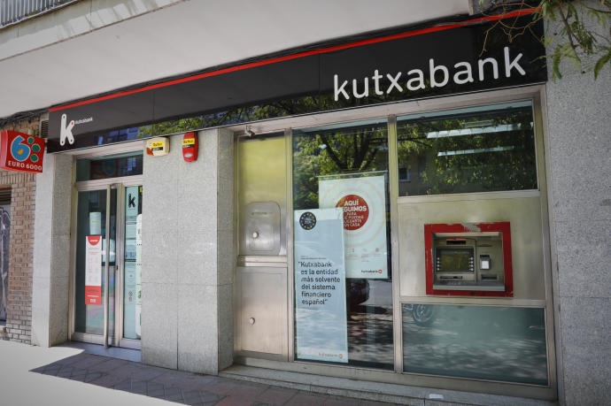 Exterior de una sucursal de Kutxabank.