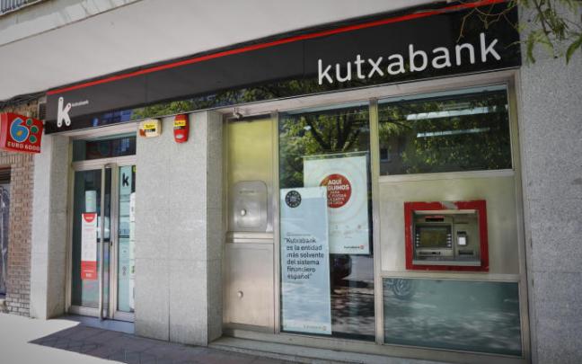 Exterior de una sucursal de Kutxabank.