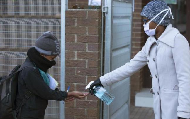 Un niño recibe gel a la entrada de su centro escolar en Johannesburgo Un niño recibe gel a la entrada de su centro escolar en Johannesburgo