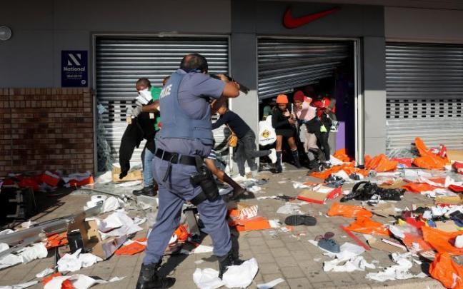 Un policía apunta con su arma a los asaltantes de un comercio en la ciudad de Durban Un policía apunta con su arma a los asaltantes de un comercio en la ciudad de Durban