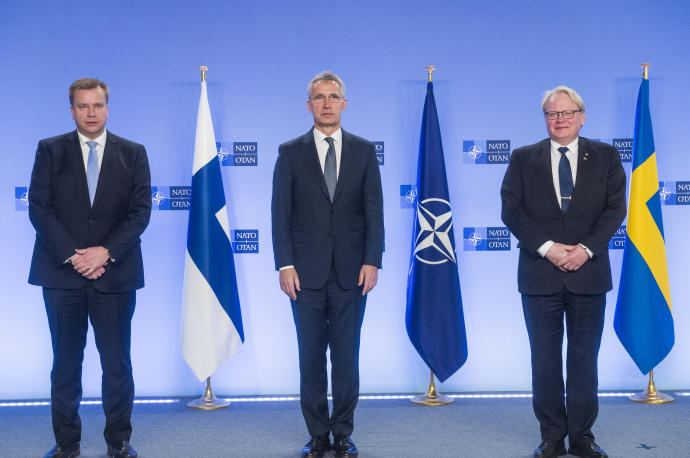 El secretario general de la OTAN junto a los ministros de defensa de Suecia y Finlandia el pasado mes de marzo.