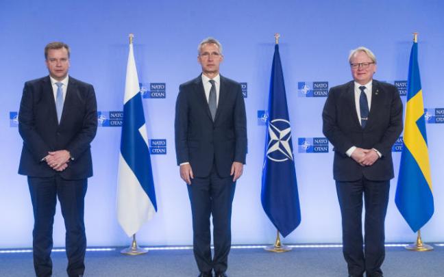 El secretario general de la OTAN junto a los ministros de defensa de Suecia y Finlandia el pasado mes de marzo.