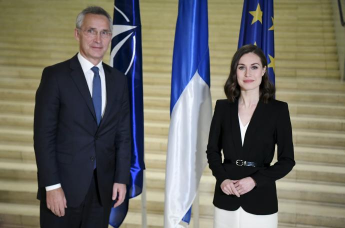 El secretario general de la OTAN, Jens Stoltenberg con la primera ministra sueca, Sanna Marin en un encuentro en octubre de 2021