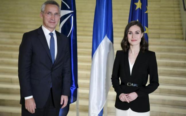 El secretario general de la OTAN, Jens Stoltenberg con la primera ministra sueca, Sanna Marin en un encuentro en octubre de 2021