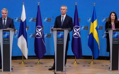 Los ministros de Exteriores de Finlandia y Suecia junto al secretario general de la OTAN. Los ministros de Exteriores de Finlandia y Suecia junto al secretario general de la OTAN.
